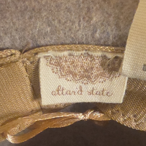 Altar'd State Wool and Polyester Tan Fedora with Gold Chain Accent NWOT - Picture 2 of 12